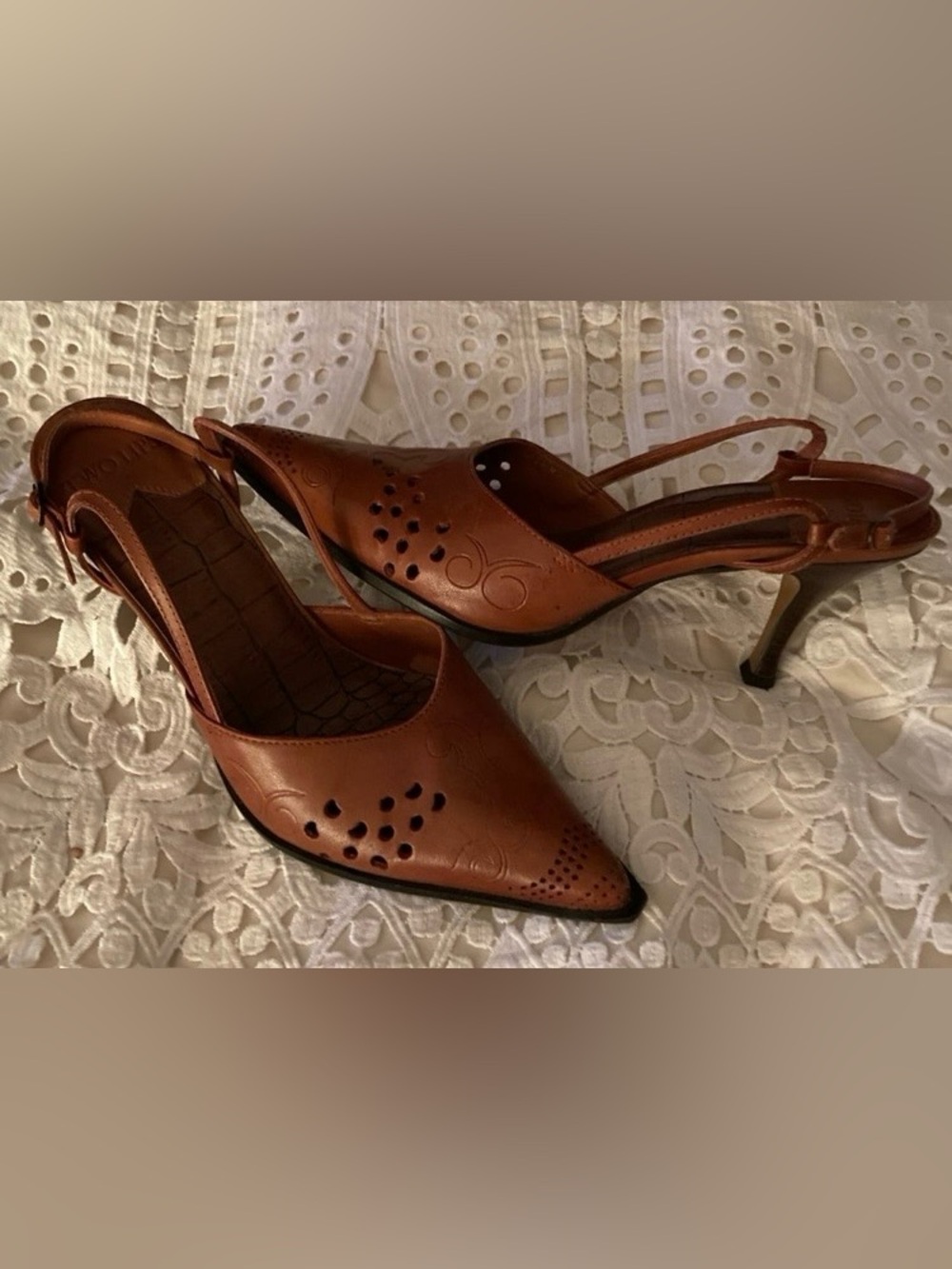 Vintage (Two Lips) pointed-toe slingback heels. Leather upper, size 7and 1/2 M